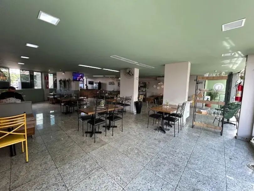 Salão real do Bistrô Menu em Itaúna com mesas organizadas