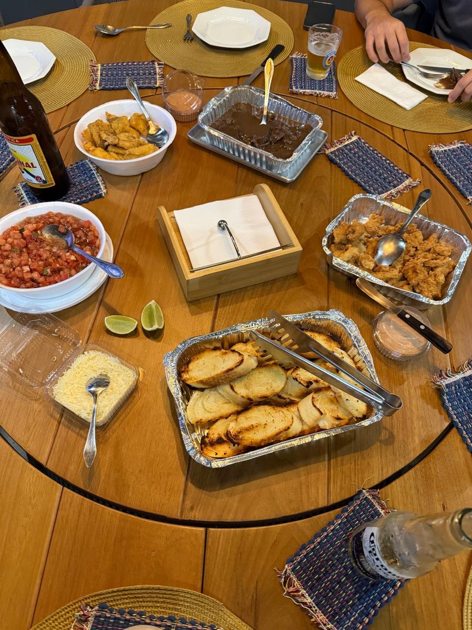 Mesa servida em encontro gastronômico do Bistrô Menu