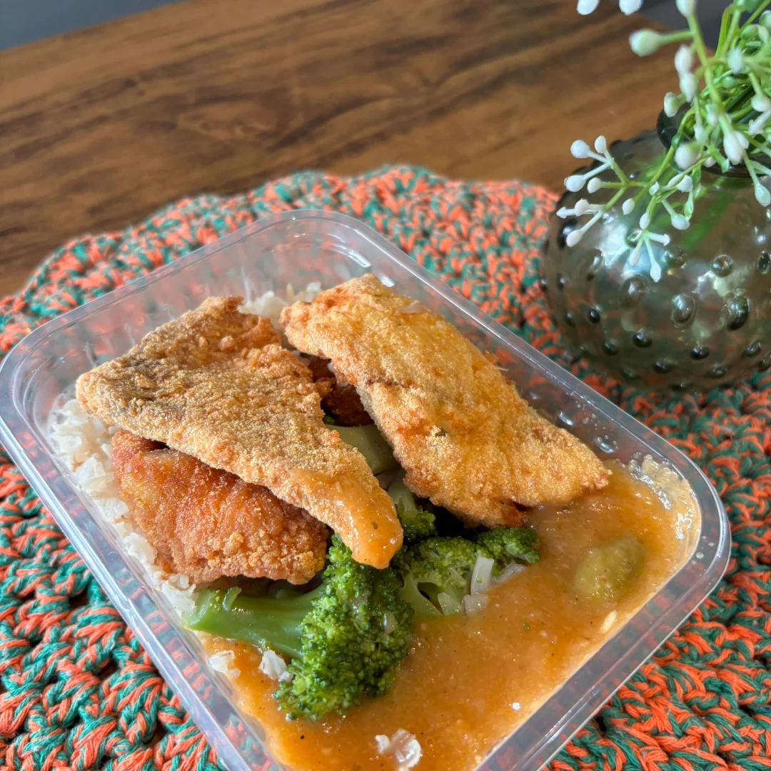 Frango grelhado real com legumes e acompanhamentos