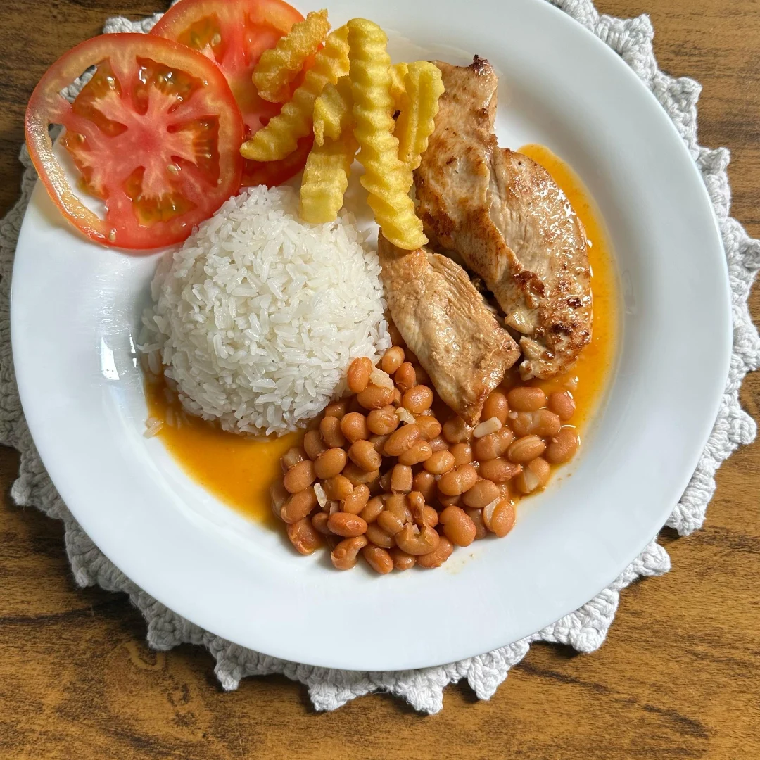 Prato do dia com massa, carne e legumes do Bistrô Menu